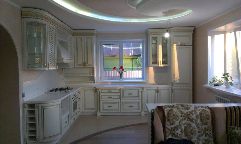 угловая кухня в классическом стиле в Архангельске
