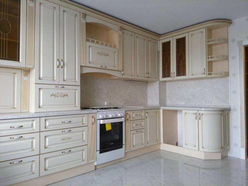 угловая кухня в классическом стиле в Архангельске
