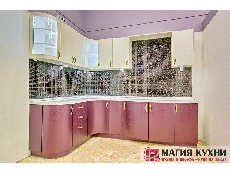 кухня с плавными линиями в Архангельске