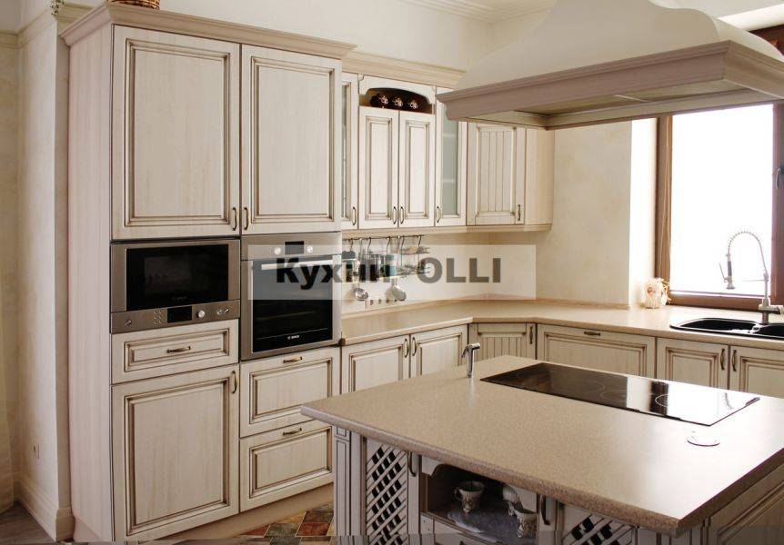 угловая кухня с островом в Архангельске