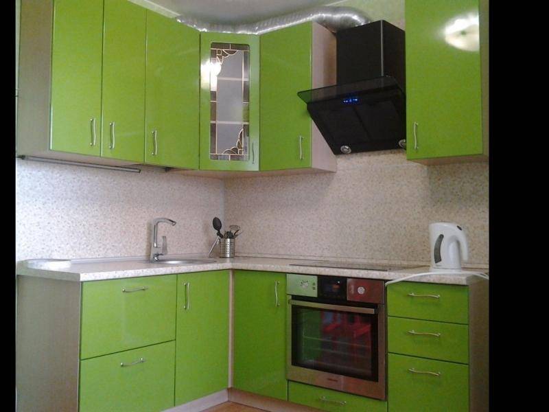 зеленая угловая кухня в Архангельске