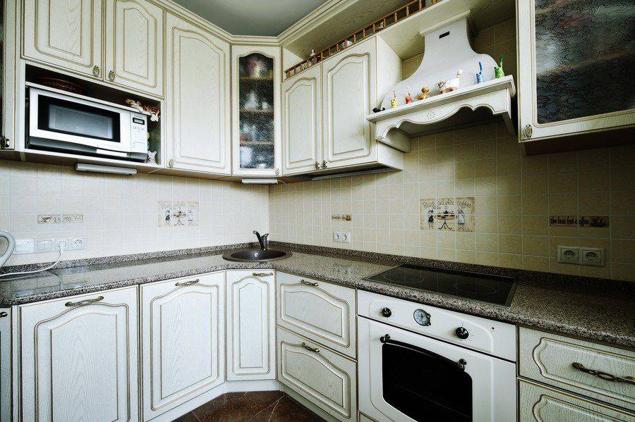 угловая кухня с патиной в Архангельске