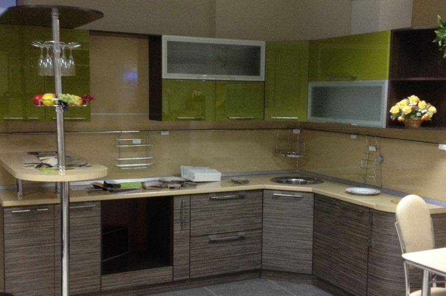 угловая кухня с барной стойкой в Архангельске