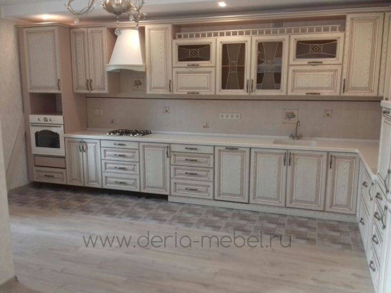 большая угловая кухня в классическом стиле в Архангельске