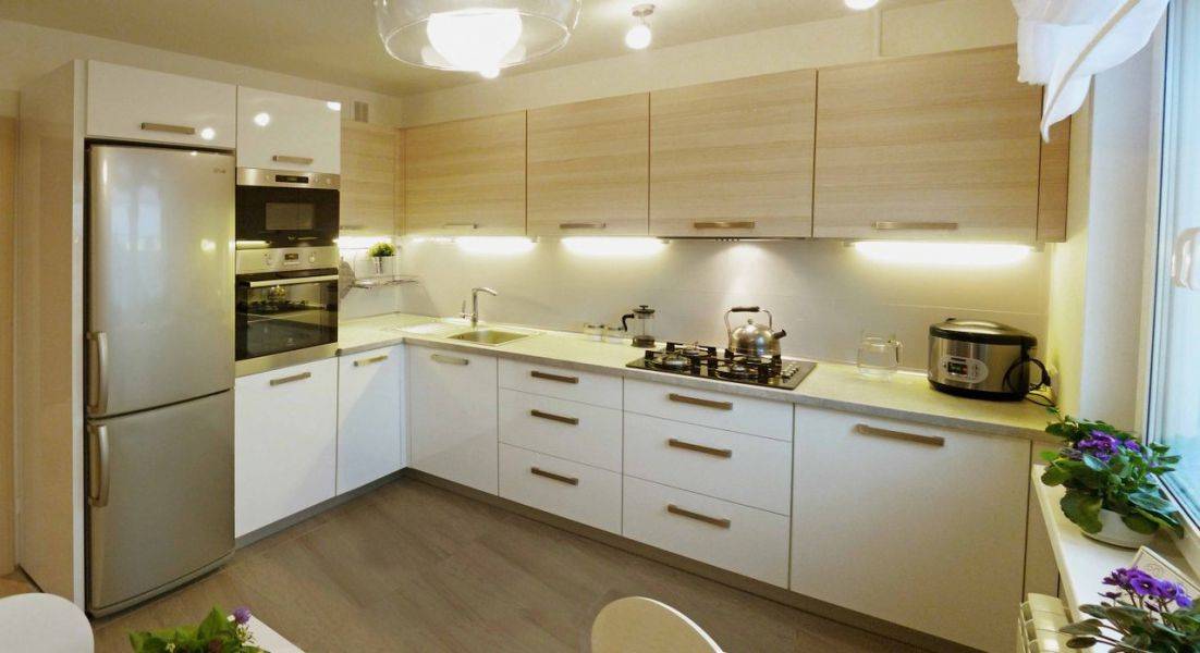 просторная светлая кухня в Архангельске