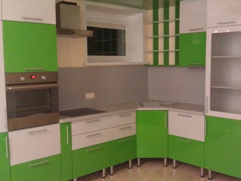 угловая зеленая кухня в Архангельске