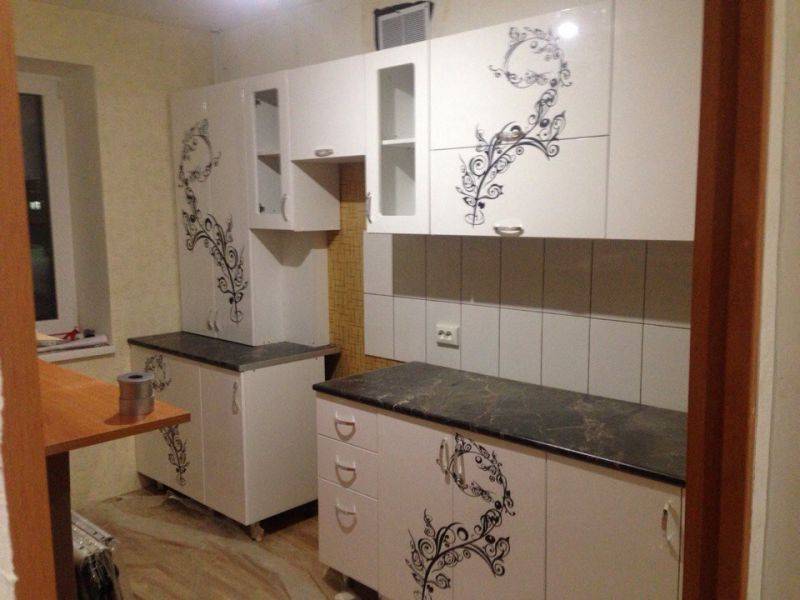 белая кухня с рисунком в Архангельске