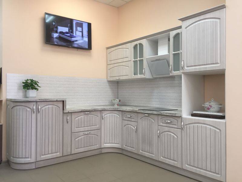 угловая светлая кухня в Архангельске
