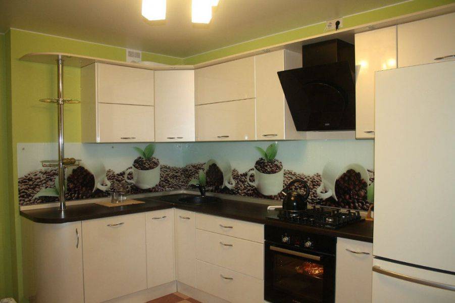 светлая угловая кухня в Архангельске