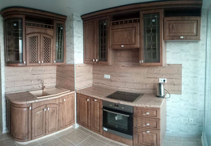 компактная кухня в классическом стиле в Архангельске