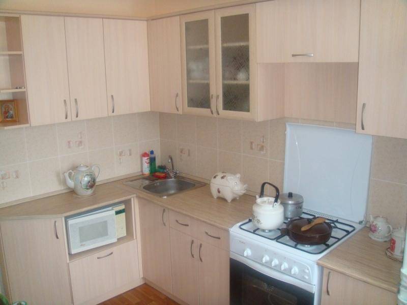 угловая бежевая кухня в Архангельске
