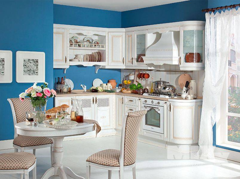 белая классическая кухня ликата в Архангельске