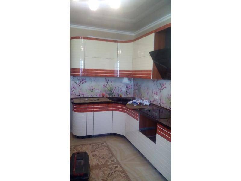 угловая кухня с плавными фасадами в Архангельске