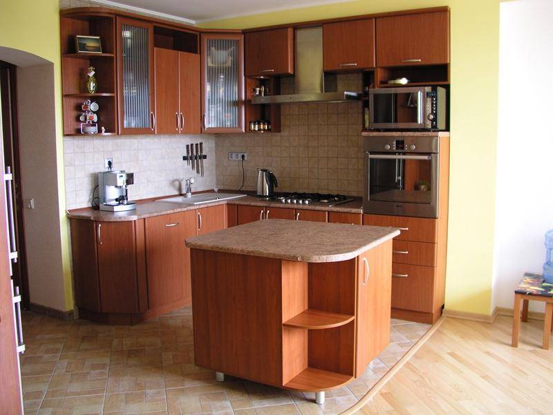 угловая кухня с островом в Архангельске
