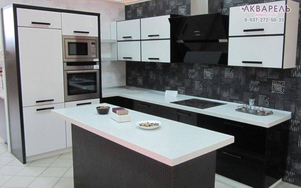 угловая кухня с островом в Архангельске