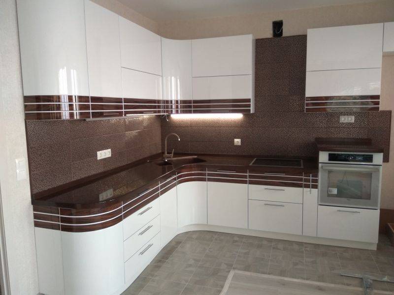 угловая кухня со вставкой из шпона в Архангельске
