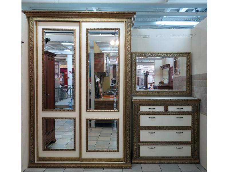 прихожая с комодом и зеркалом в Архангельске